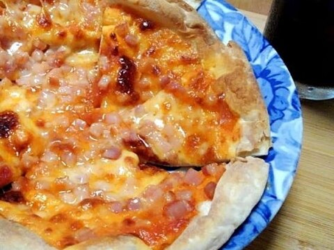 刻みハムとチェダーチーズ×ナチュチーズのピザ